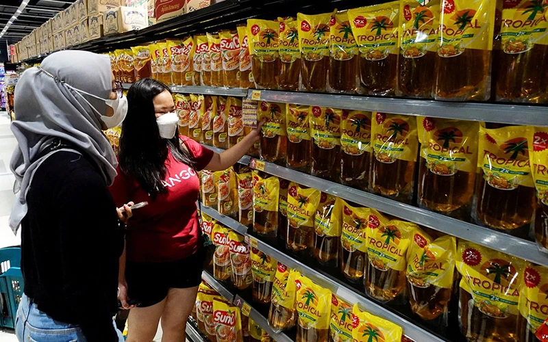 Người dân mua dầu ăn tại một siêu thị ở Jakarta, Indonesia. (Ảnh: Reuters)