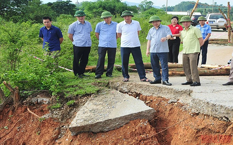 Đồng chí Nguyễn Văn Sơn, Chủ tịch UBND tỉnh Tuyên Quang kiểm tra hiện trường tuyến đê bị sạt lở tại thôn Cầu Cháy, xã Vĩnh Lợi, huyện Sơn Dương.