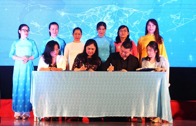 Đại diện Hội Liên hiệp Phụ nữ tỉnh Đắk Lắk và các doanh nghiệp ký kết thỏa thuận hợp tác đồng hành, hỗ trợ phụ nữ khởi nghiệp, chuyển đổi số và tham gia thương mại điện tử.