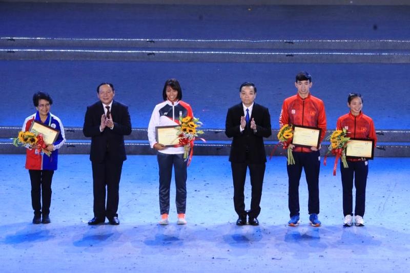Lãnh đạo Bộ Văn hóa, Thể thao và Du lịch và lãnh đạo TP Hà Nội chúc mừng các vận động viên có thành tích xuất sắc tại SEA Games 31.