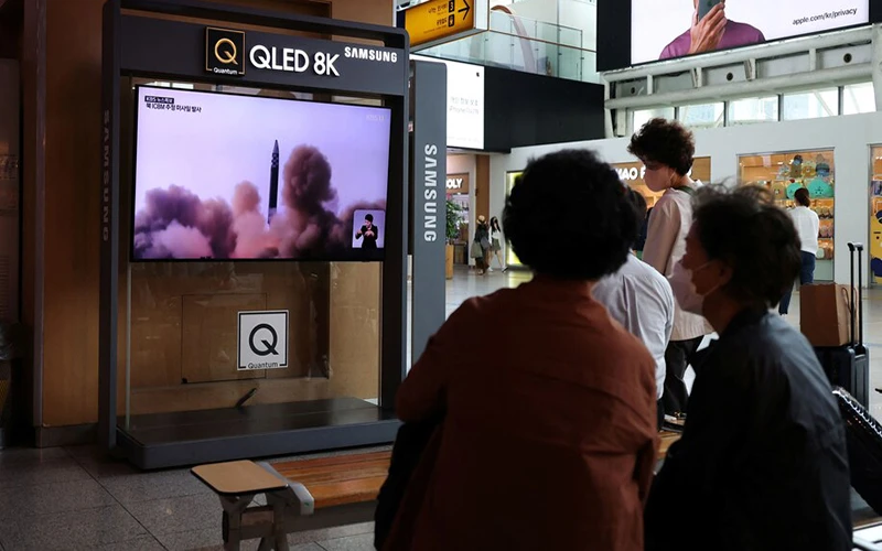 Người dân tại Seoul theo dõi bản tin về vụ phóng 3 tên lửa của Triều Tiên ngày 25/5. (Ảnh: Reuters)