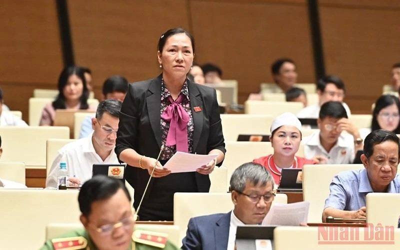 Đại biểu Nguyễn Thị Yến Nhi (Bến Tre) góp ý kiến vào dự án Luật Điện ảnh (sửa đổi). (Ảnh: LINH KHOA)