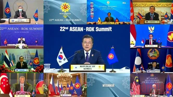 Tổng thống Hàn Quốc Moon Jae-in (giữa) phát biểu tại Hội nghị cấp cao ASEAN-Hàn Quốc theo hình thức trực tuyến, ngày 26/10/2021. (Ảnh: AFP/TTXVN)