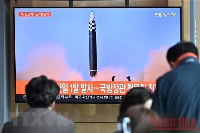 Người dân theo dõi qua màn hình tivi ở nhà ga Seoul, Hàn Quốc về vụ phóng thử được cho là tên lửa đạn đạo của Triều Tiên, ngày 14/3. (Ảnh: AFP/TTXVN)