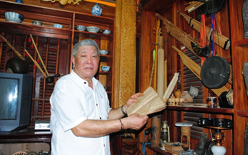 Ông Vi Văn Phúc chia sẻ về những món đồ của người dân tộc Thái. Ảnh: VĂN HỌC