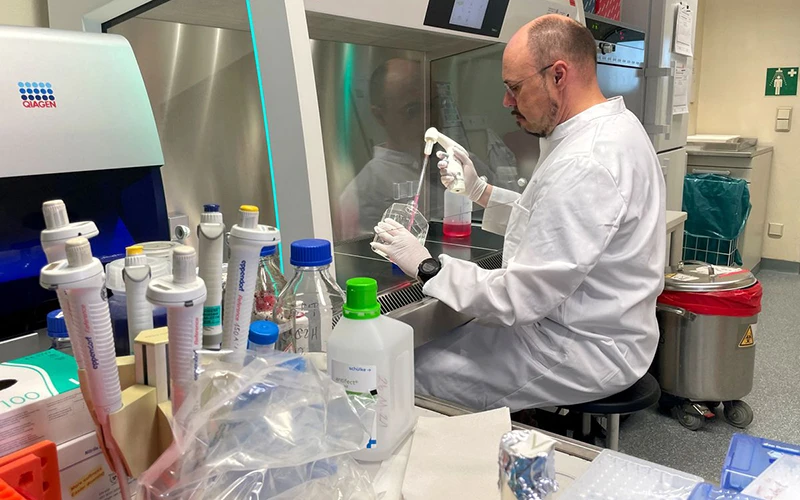 Người đứng đầu Viện Vi trùng học của Các lực lượng vũ trang Đức Roman Woelfel làm việc trong phòng thí nghiệm tại TP Munich, ngày 20/5, sau khi nước này phát hiện ca đậu mùa khỉ đầu tiên. (Ảnh: Reuters)