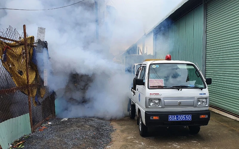 Phun hóa chất diệt muỗi để phòng, chống sốt xuất huyết tại thành phố Biên Hòa, tỉnh Đồng Nai.