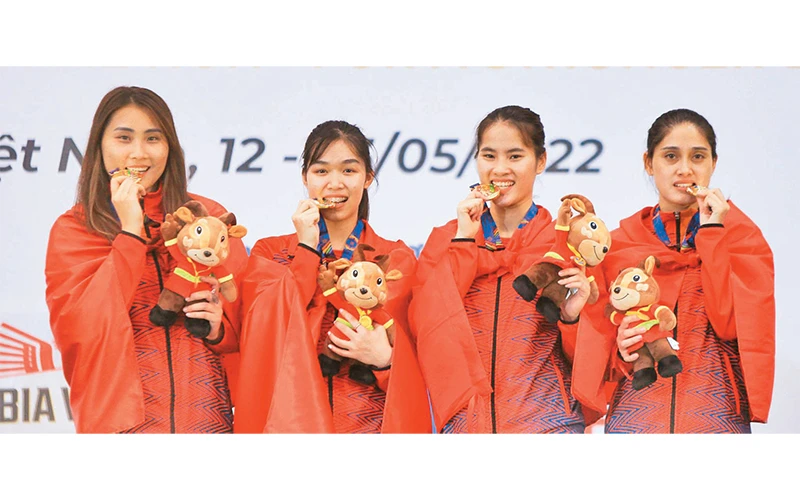 Vận động viên Bùi Thu Hà (ngoài cùng, bên phải) đem lại vinh quang cho môn đấu kiếm Việt Nam khi giành hai Huy chương vàng.