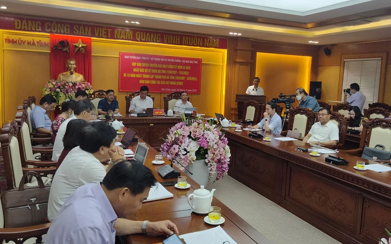 Trưởng Ban Tuyên giáo Hà Tĩnh Hà Văn Hùng thông tin một số nội dung liên quan đến Lễ kỷ niệm 65 năm Ngày Bác Hồ về thăm Hà Tĩnh. 