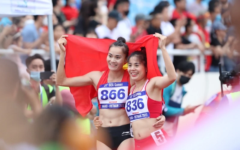 Ảnh đẹp SEA Games 31: Niềm hạnh phúc của 2 vận động viên điền kinh Nguyễn Thị Hiền và Quách Thị Lan