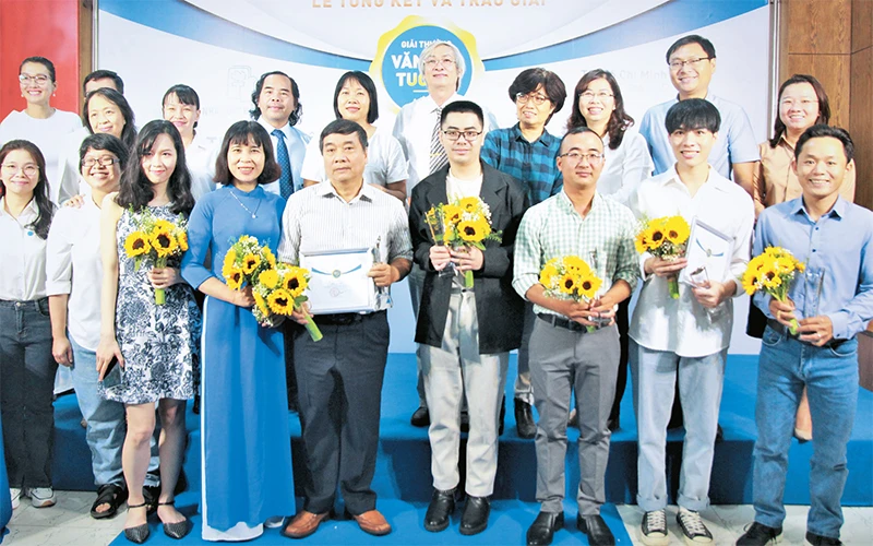 Các tác giả đoạt giải thưởng Văn học tuổi 20 lần thứ 7 cùng Hội đồng giám khảo và Ban tổ chức.