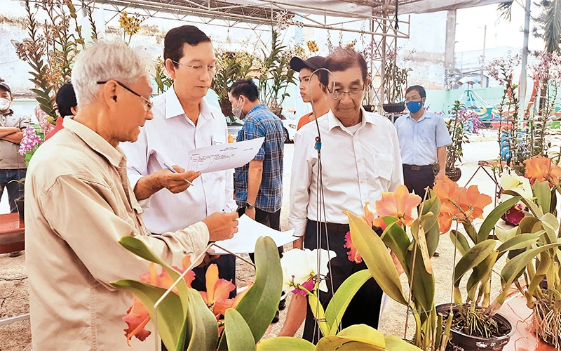 Ban giám khảo chấm thi hoa lan tại hội thi hoa lan và cây kiểng được tổ chức tại hội chợ, triển lãm sản phẩm nông nghiệp tiêu biểu thành phố Hồ Chí Minh năm 2022.