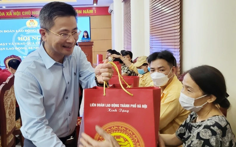 Lãnh đạo Liên đoàn Lao động TP Hà Nội trao quà hỗ trợ các công nhân bị tai nạn lao động nặng.