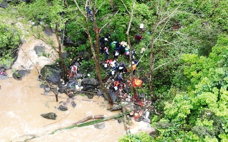 Lực lượng cứu hộ huyện Bắc Hà (Lào Cai) tìm kiếm nạn nhân (Ảnh: ĐỨC NGUYỄN)