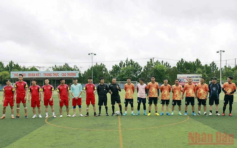 Đội bóng đá Hội Nhà báo tỉnh Lâm Đồng và Đắk Nông thực hiện thủ tục trước khi bước vào trận đấu.