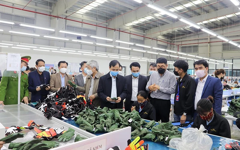 Lãnh đạo tỉnh Hà Tĩnh thăm, động viên người lao động tại Công ty TNHH Haivina.