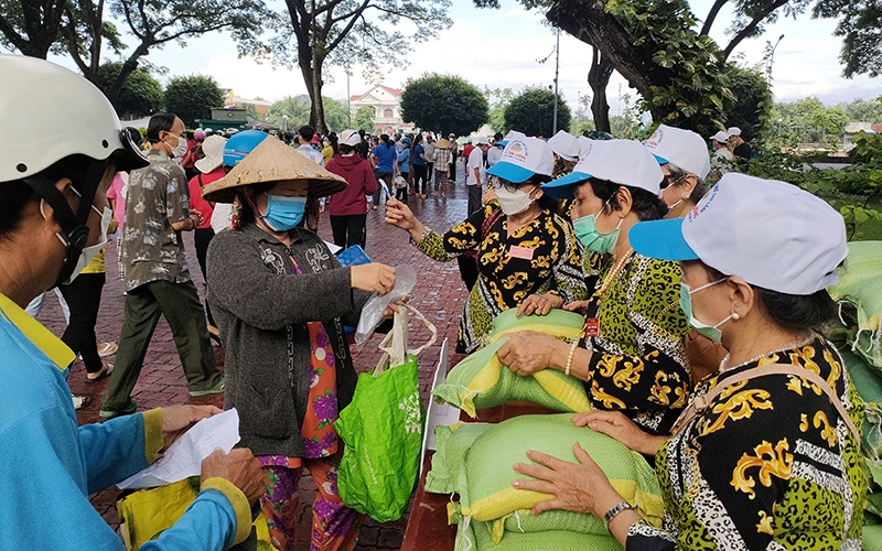 Phiên chợ nhân đạo tại thành phố Cao Lãnh, tỉnh Đồng Tháp. 