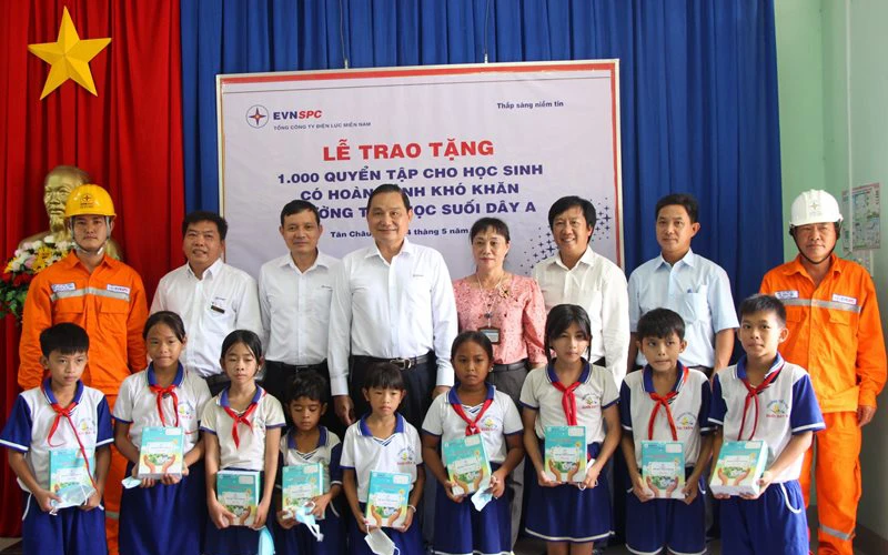 Ông Nguyễn Văn Hợp, Chủ tịch Hội đồng thành viên EVNSPC và đoàn công tác trao tặng quà, thiết bị học tập cho công nhân, học sinh tại huyện Tân Châu, tỉnh Tây Ninh.