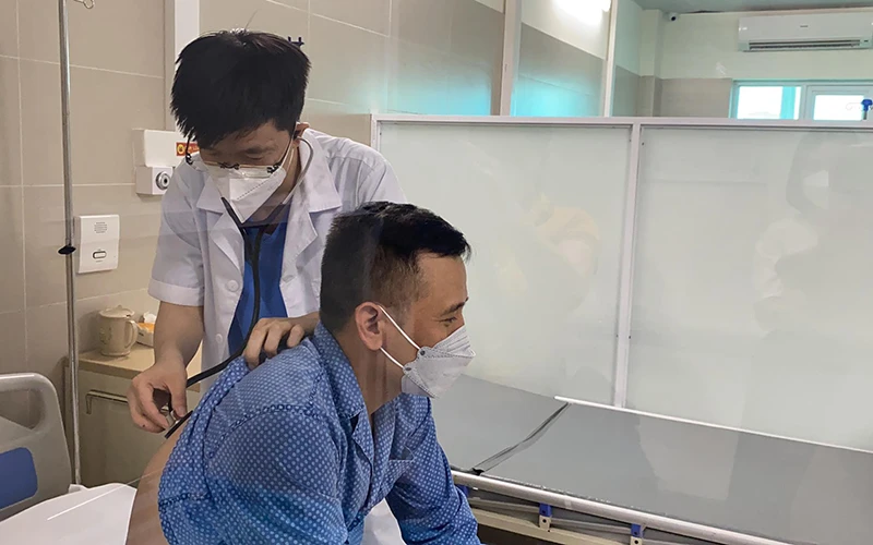 Bác sĩ khám cho bệnh nhân sốt xuất huyết tại Bệnh viện Thanh Nhàn.