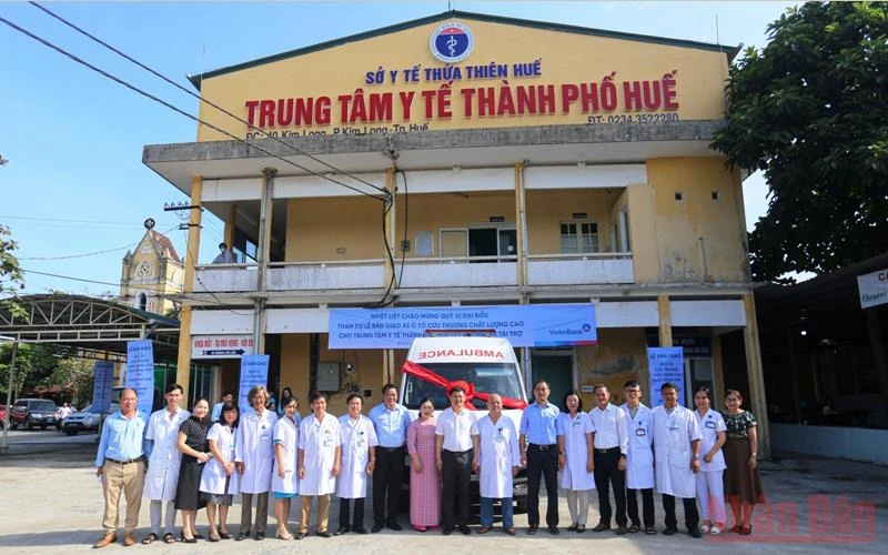 Lãnh đạo tỉnh, thành phố và các ban, ngành cùng VietinBank chụp ảnh lưu niệm tại lễ bàn giao xe ô-tô cứu thương.