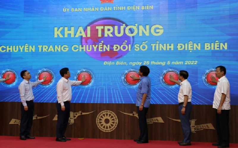 Lãnh đạo Ủy ban nhân dân tỉnh Điện Biên và các ngành nhấn nút khai trương chuyên trang chuyển đổi số tỉnh Điện Biên.
