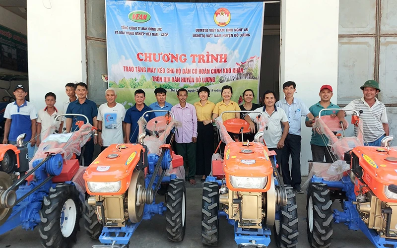 Trao tặng máy kéo cho các hộ nông dân huyện Đô Lương gặp khó khăn do ảnh hưởng thiên tai và đại dịch Covid-19.