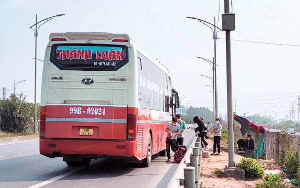 Người đi bộ vượt rào ra bắt xe khách nên xuất hiện hàng loạt bến cóc xe dù dọc tuyến đường cao tốc Hà Nội - Bắc Giang. Ảnh: Văn Chương