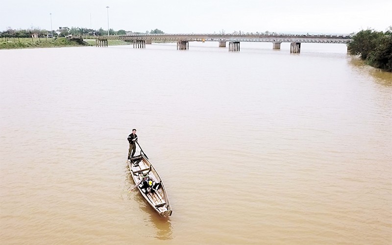 Sông Quảng Trị: “Hòa mình vào màu xanh mát của sông Quảng Trị qua bức ảnh đẹp như tranh vẽ.”