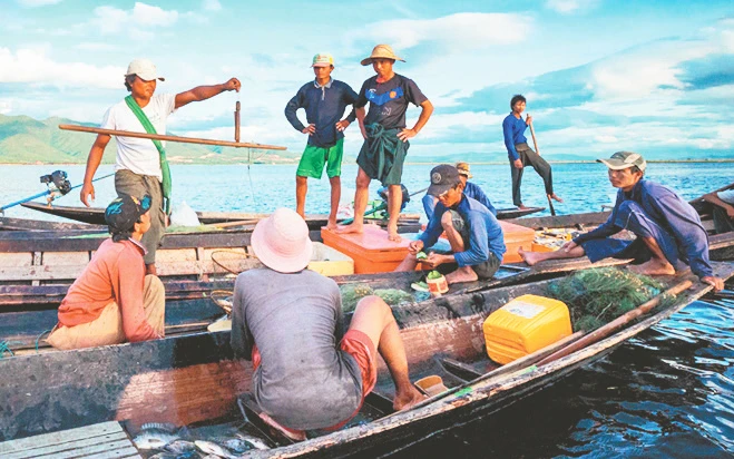 Ngư dân Lào đánh bắt cá trên dòng Mê Kông.