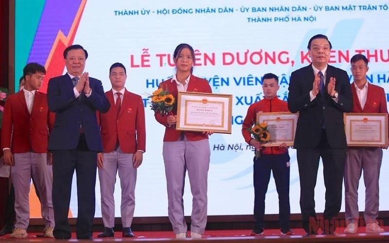 Lãnh đạo TP Hà Nội trao bằng khen cho các huấn luyện viên, vận động viên Hà Nội đạt thành tích cao tại SEA Games 31.