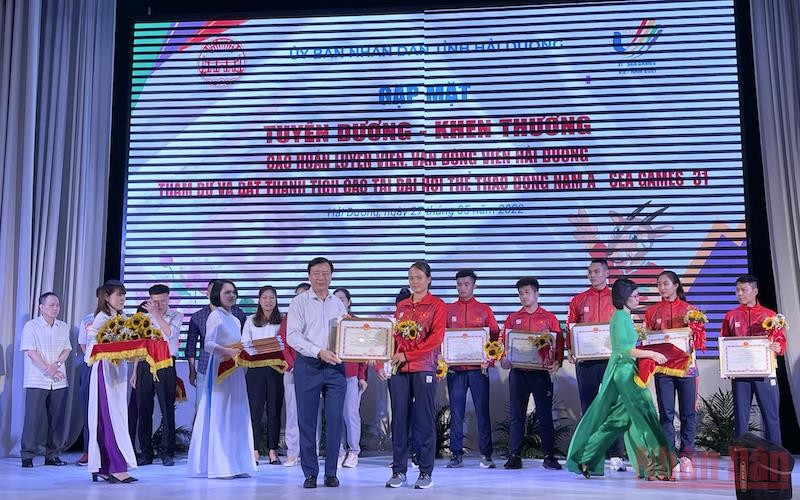 Đồng chí Phạm Xuân Thăng, Ủy viên Trung ương Đảng, Bí thư Tỉnh ủy Hải Dương trao tặng Bằng khen các vận độn viên, huấn luyện viên đạt thành tích xuất sắc tại SEA Games 31.