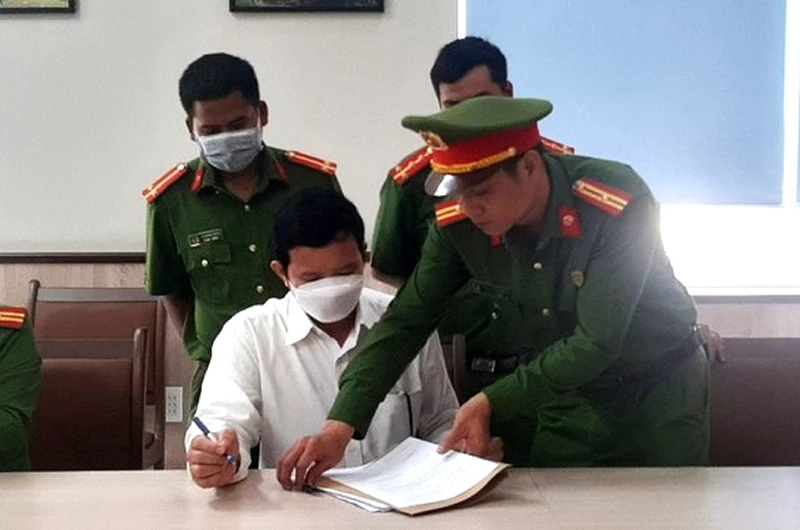 Ông Trịnh Quang Trí, Giám đốc CDC Đắk Lắk ký vào biên bản trước khi bị bắt tạm giam.
