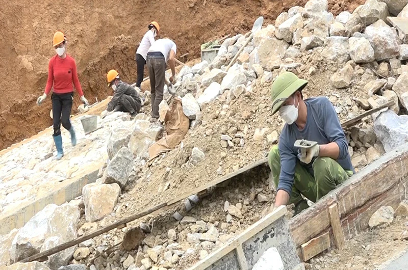 Công nhân Công ty TNHH MTV Khai thác công trình thủy lợi tỉnh đang thi công sửa chữa, nâng cấp hồ chứa nước Thâm Sỉnh, xã Hoàng Đồng, thành phố Lạng Sơn, tỉnh Lạng Sơn.