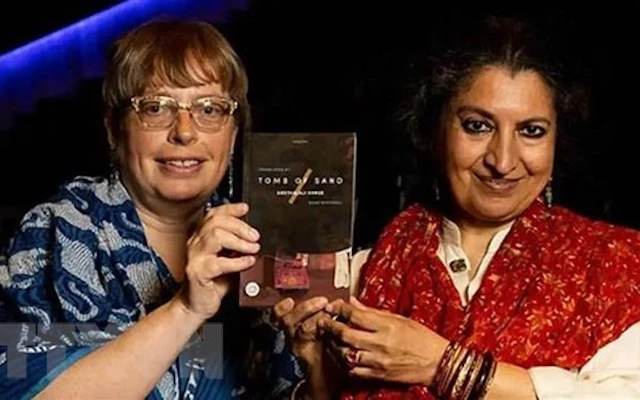 Cuốn tiểu thuyết tiếng Hindi "Tomb of Sand" của tiểu thuyết gia người Ấn Độ Geetanjali Shree và dịch giả người Mỹ Daisy Rockwell được trao giải thưởng văn học quốc tế Booker năm 2022. (Ảnh: Twitter/TTXVN)