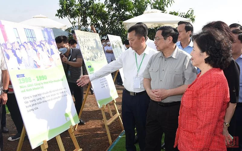 Thủ tướng Phạm Minh Chính xem sản phẩm nông nghiệp tại Lễ khởi công dự án “Tổ hợp thiên đường sữa Mộc Châu”. 