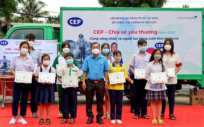 Đại diện Tổ chức Tài chính vi mô (CEP) trao học bổng cho con em công nhân lao động tại Khu chế xuất Linh Trung 2, thành phố Thủ Đức, Thành phố Hồ Chí Minh.