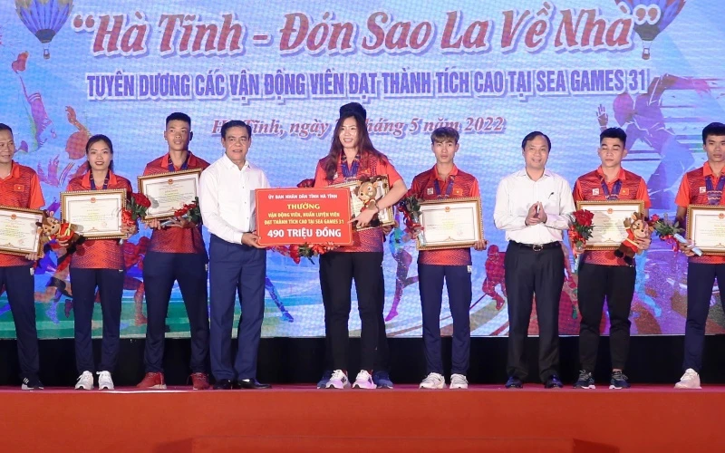 Đại diện lãnh đạo tỉnh Hà Tĩnh trao tặng Bằng khen cho các vận động viên, huấn luyện viên đạt thành tích cao tại SEA Games 31.