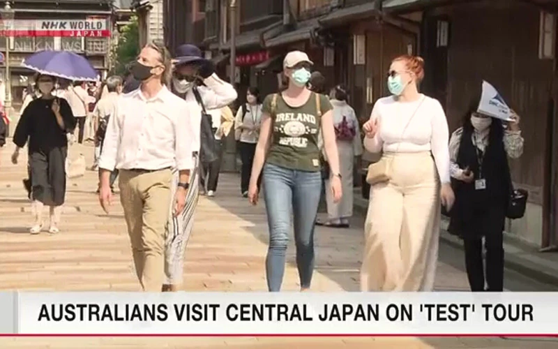 4 du khách Australia tới Nhật Bản theo chương trình tour thí điểm hôm 25/5 (Ảnh: NHK)