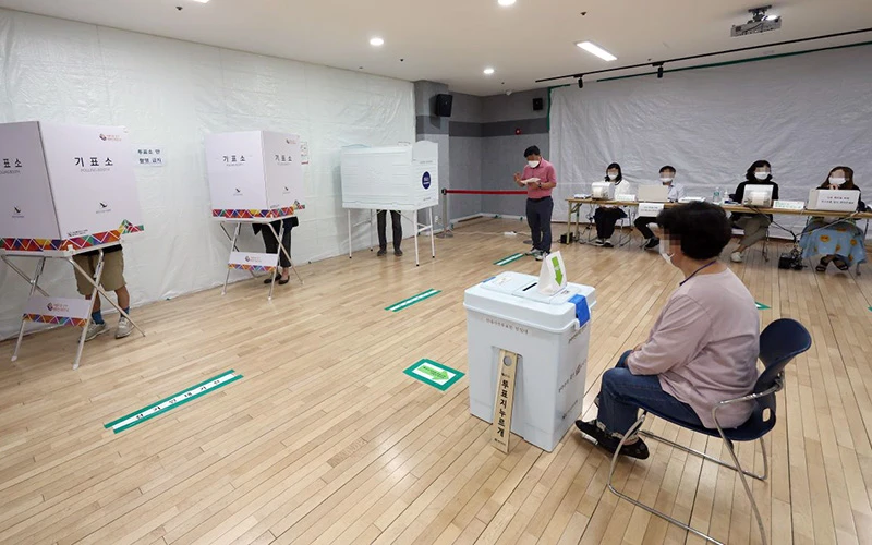 Một điểm bỏ phiếu ở Seoul, Hàn Quốc.