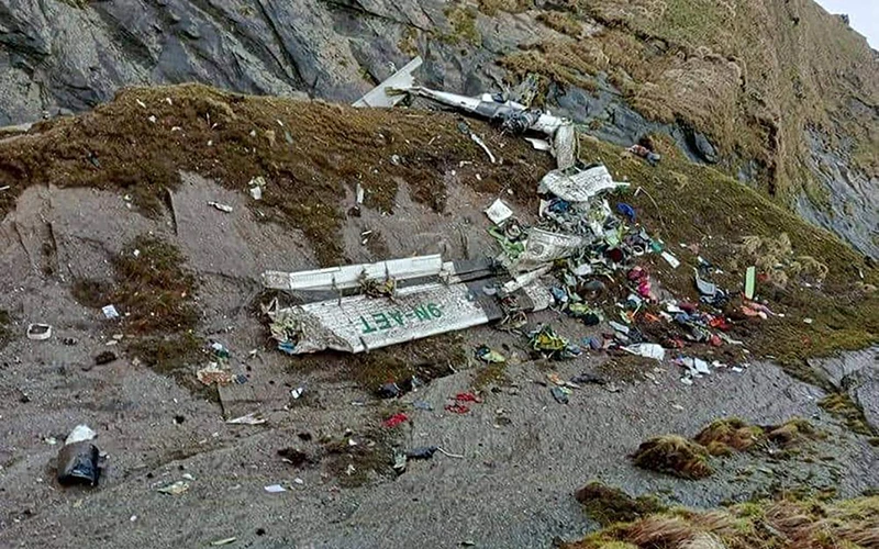 Hình ảnh do công ty hàng không Fishtail Air của Nepal cung cấp cho thấy mảnh vỡ của máy bay rải rác trên hẻm núi tại Sanosware, Mustang.