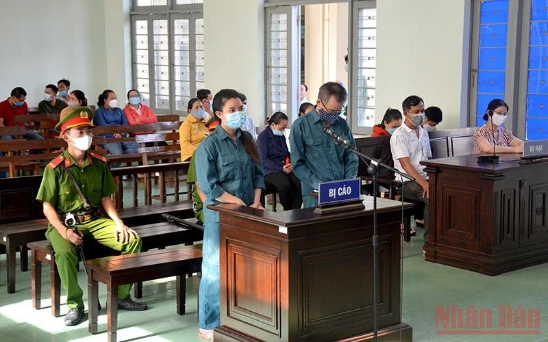 Hai bị cáo Hồ Thị Ngọc Yến và Phí Văn Thành tại phiên tòa.