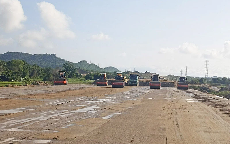 Thi công dự án tuyến đường cao tốc bắc-nam phía đông, đoạn qua xã Phước Hữu, huyện Ninh Phước, tỉnh Ninh Thuận.