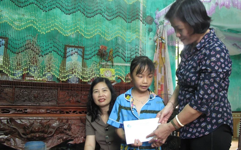 Cháu Bùi Thị Tú Hạnh (9 tuổi) được hỗ trợ kinh phí từ mô hình “Mẹ đỡ đầu”. (Ảnh: Hội Liên hiệp Phụ nữ thành phố Thái Bình cung cấp)