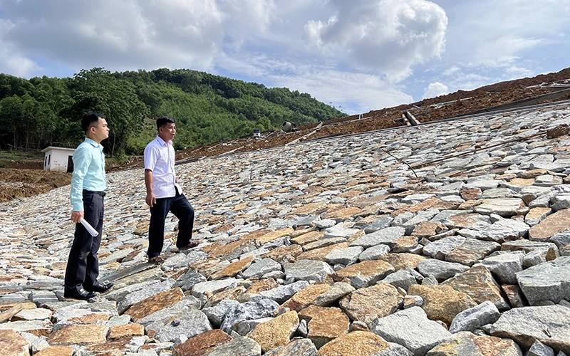 Cán bộ Ban Quản lý khai thác công trình thủy lợi Tuyên Quang kiểm tra an toàn hồ thủy lợi Kỳ Lãm, phường Đội Cấn, thành phố Tuyên Quang.