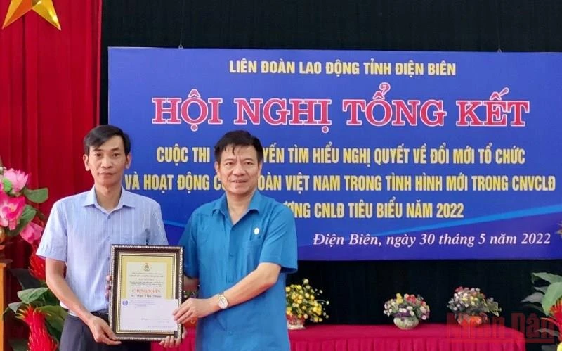 Ông Lê Thanh Hà, Chủ tịch Liên đoàn Lao động tỉnh Điện Biên trao giải Nhất cuộc thi cho thí sinh Ngô Văn Đoàn thuộc Công đoàn cơ sở Trường Cao đẳng Y tế Điện Biên.