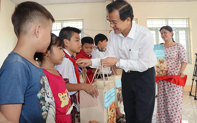 Đồng chí Lê Hồng Quang tặng quà cho trẻ em có hoàn cảnh đặc biệt.