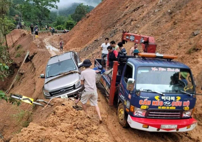 Phương tiện cứu hộ hỗ trợ ô-tô gặp sự cố tại điểm sạt lở tại km 90+760 trên quốc lộ 34, huyện Bảo Lâm (Cao Bằng).