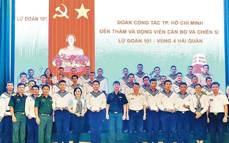 Đoàn công tác thành phố Hồ Chí Minh gặp gỡ, tặng quà chiến sĩ mới thuộc Lữ đoàn 101, Vùng 4 Hải quân. (Ảnh NAM BIÊN)