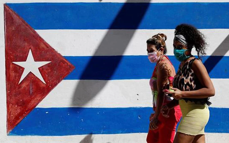 Người dân Cuba đeo khẩu trang phòng, chống Covid-19. (Ảnh: Prensa Latina)