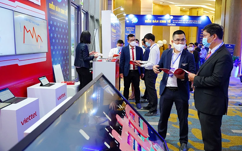 Các giải pháp chuyển đổi số trưng bày tại Diễn đàn kinh tế thành phố Hồ Chí Minh năm 2022.